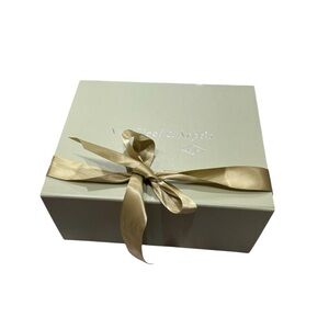 Van Cleef & Arpels Gift Box & Ribbon